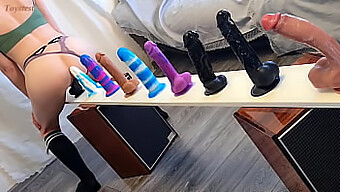 Europäische Teenagerin Erkundet Neuen Dildo Mit Selbstvertrauen Und Intensivem Vergnügen