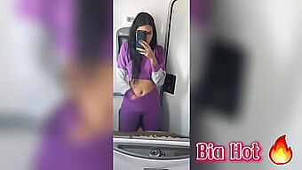 Bia, Une Brune Lubrique, Se Laisse Aller Au Plaisir De Soi Dans Le Bus