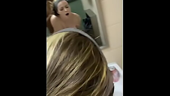 Une Belle Fille Est Pénétrée Brutalement Dans Les Toilettes Publiques