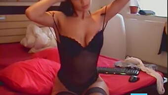 Steamy Webcam Session With A Sizzling Hot Amateur Starlet