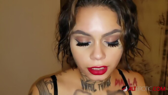 Latynoski Genevieve Sinn Recebe Uma Tatuagem E Um Facial De Seu Amante