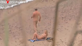 Un Couple Mature Se Salit Sur La Plage