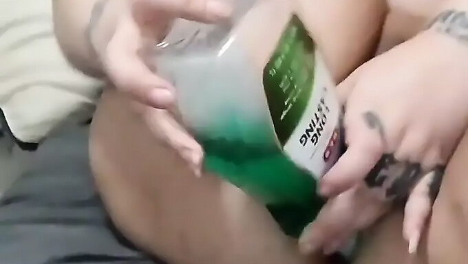 ¡video Casero Amateur De Juego Anal Con Una Botella De Enjuague Bucal!