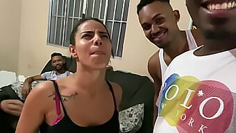 ルイビンハと彼女のチームは、ブラジルの3人の黒人男性との激しいシーンに備えています。