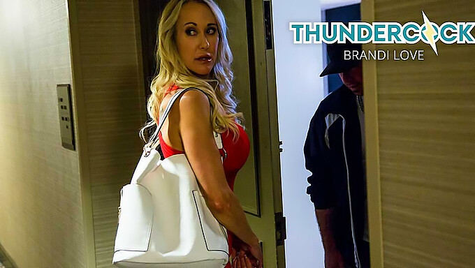 成熟的诱惑者brandi Love给一个有天赋的男人一个令人满意的口交