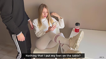 Petite Amie Perverse Écarte Les Jambes Sur La Table Pour Un Fétichisme Des Pieds