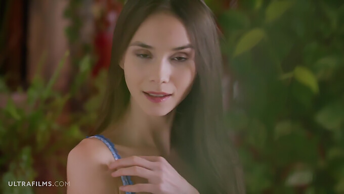 A Modelo Deslumbrante Leona Mia Mostra Sua Performance Sedutora Em Um Vídeo Solo Cintilante Da Ultra Films.