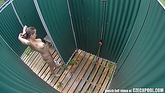 Show Solo De Uma Mulher Amadora Tcheca Em Uma Piscina Pública, Capturado Por Uma Câmera Escondida