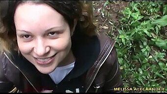 De Gepassioneerde Ontmoeting Van Melissa En Roberto In Het Bos Verandert In Een Wilde Groepsseks