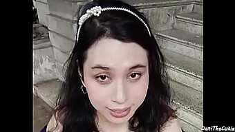 Transseksual Cantik Danithecutie Menunjukkan Tetek Besar Dan Pantatnya Di Tempat Awam